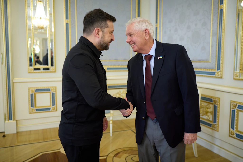 Auf diesem Foto, das vom Pressebüro des ukrainischen Präsidenten zur Verfügung gestellt wurde, reicht der ukrainische Präsident Wolodymyr Selenskyj (l.) dem US-Senator Lindsey Graham (Republikaner aus South Carolina) die Hand. Lindsey ist am 11.07.2026 nach kurzer und schwerer Krankheit gestorben.