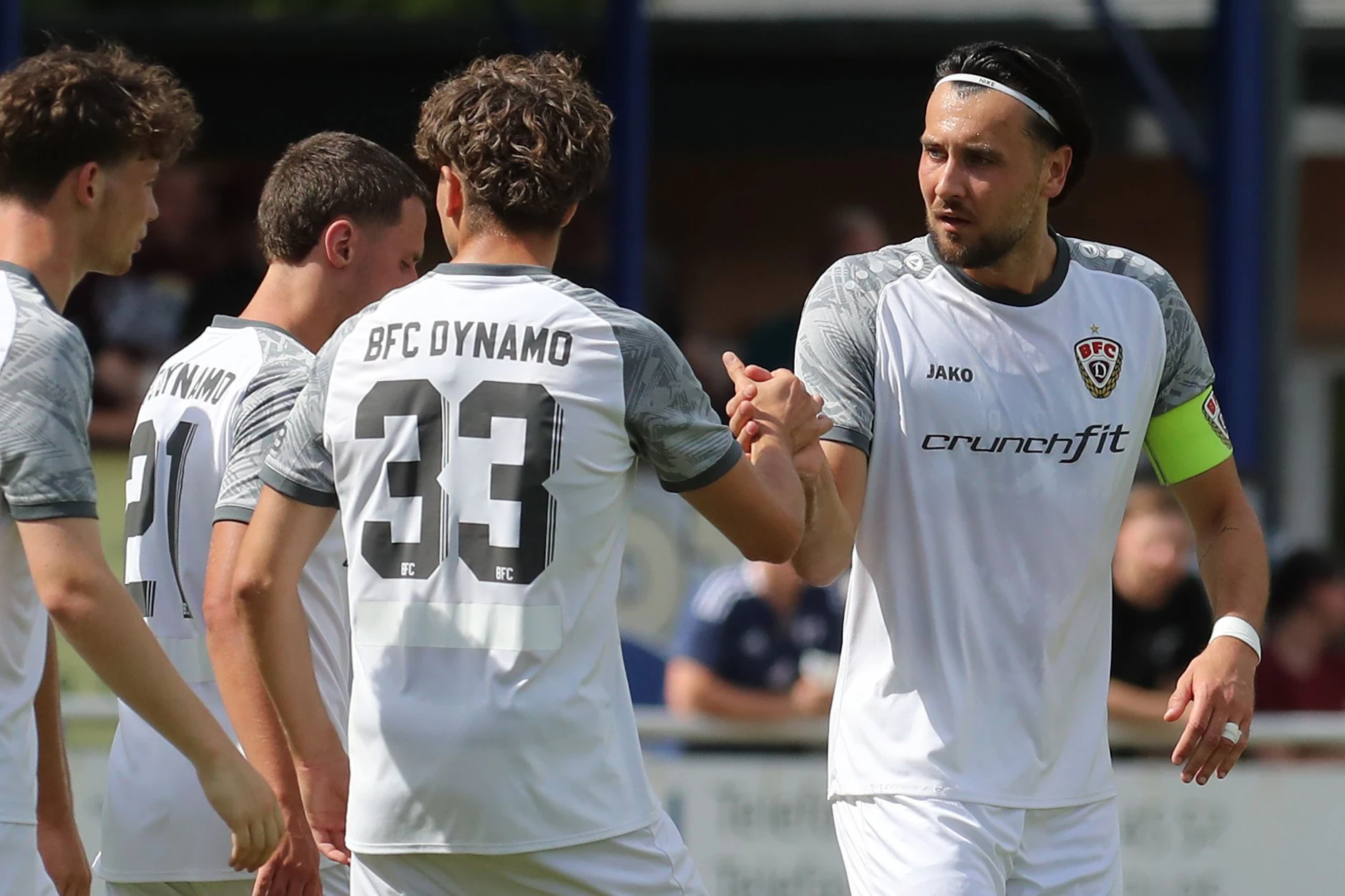 Er ist wieder da: BFC-Kapitän Rufat Dadashov (r.) feiert mit den Kollegen den 5:0-Sieg gegen Hertha 03 Zehlendorf. 