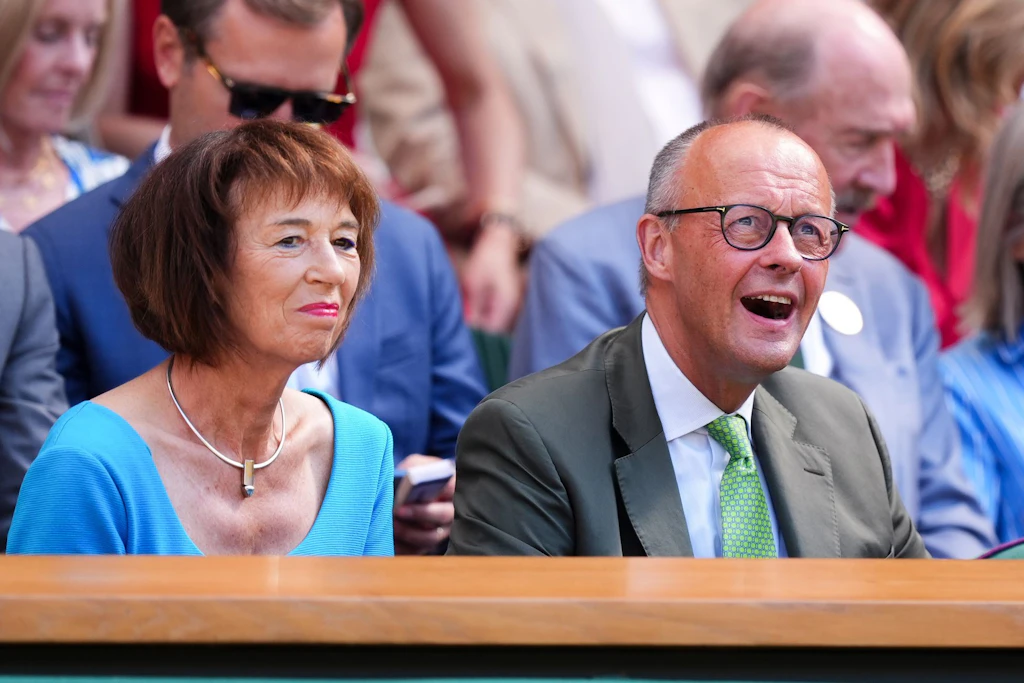 Bundeskanzler Friedrich Merz verfolgt das Herrenfinale von Wimbledon in der Royal Box.