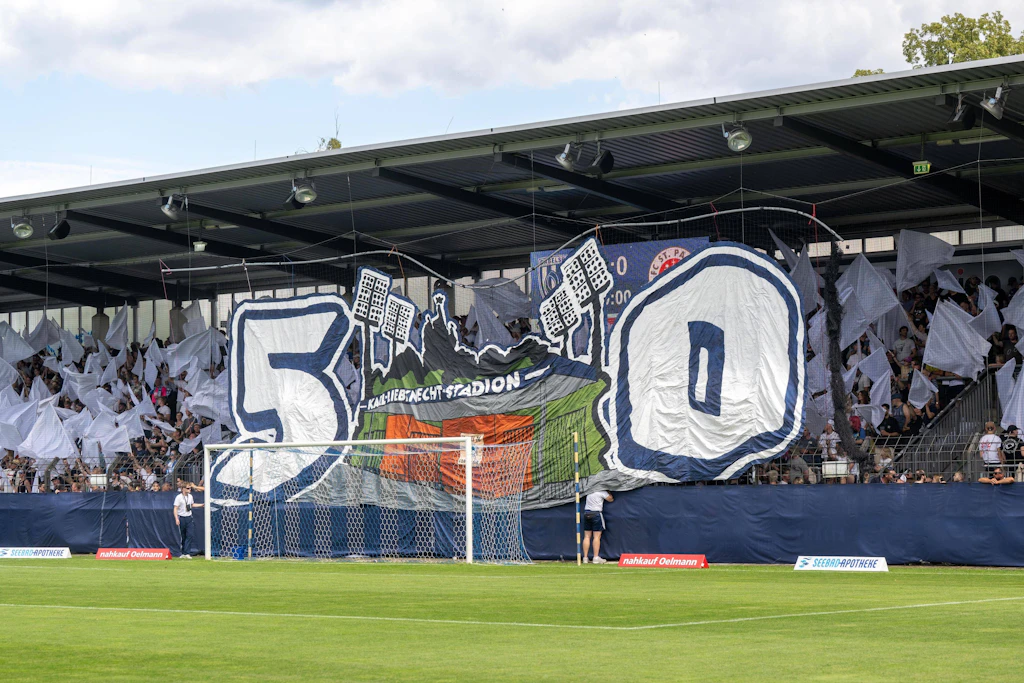 Beeindruckende Choreografie: Die Fans des SV Babelsberg feiern das 50-jährige Jubiläum des Karl-Liebknecht-Stadions.