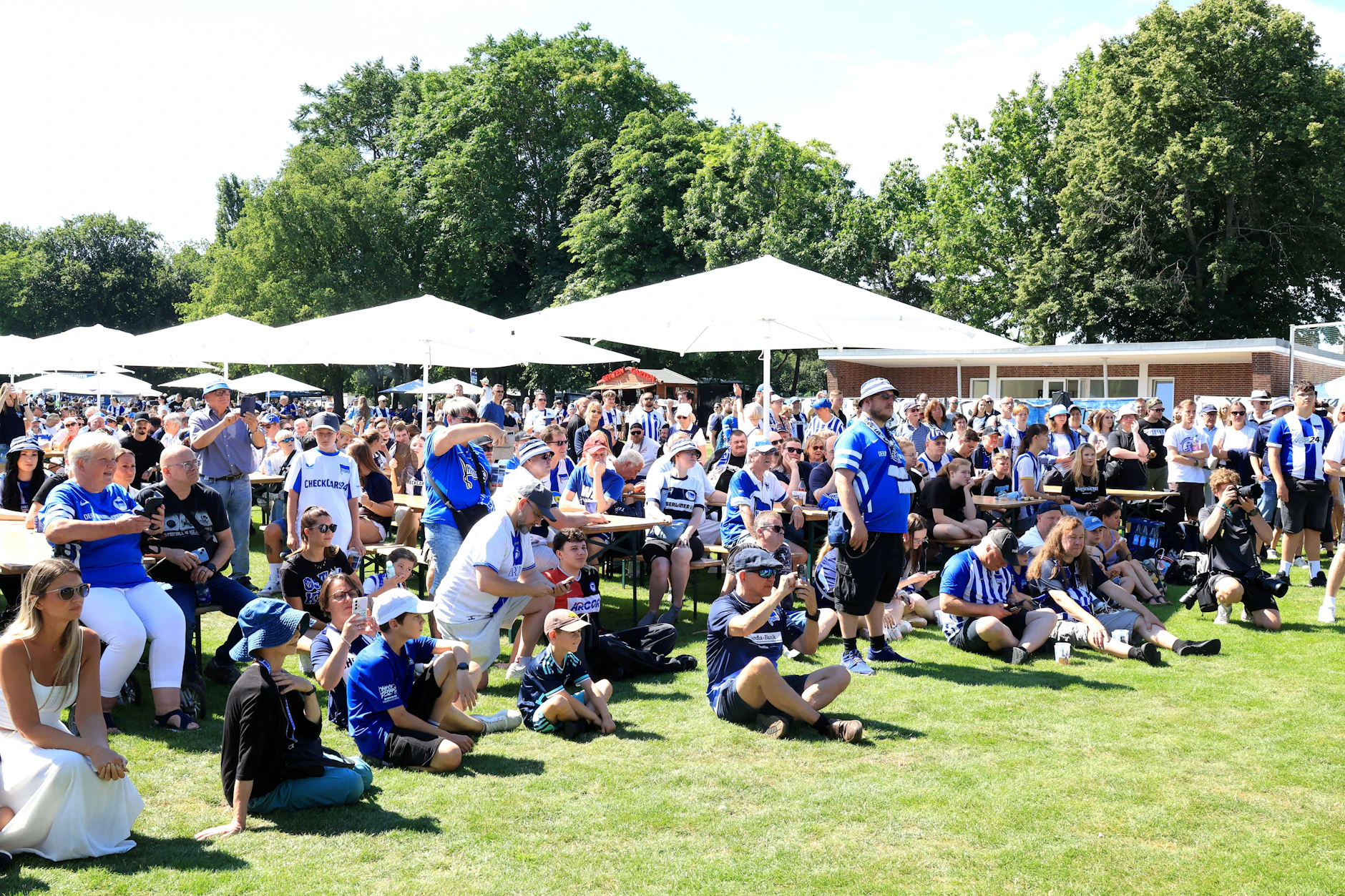 Die Fans von Hertha BSC hörten bei den Worten von Boss Dr. Peter Görlich genau hin. Der Andrang beim Saisoneröffnungsfest, wie jedes Jahr, riesig.