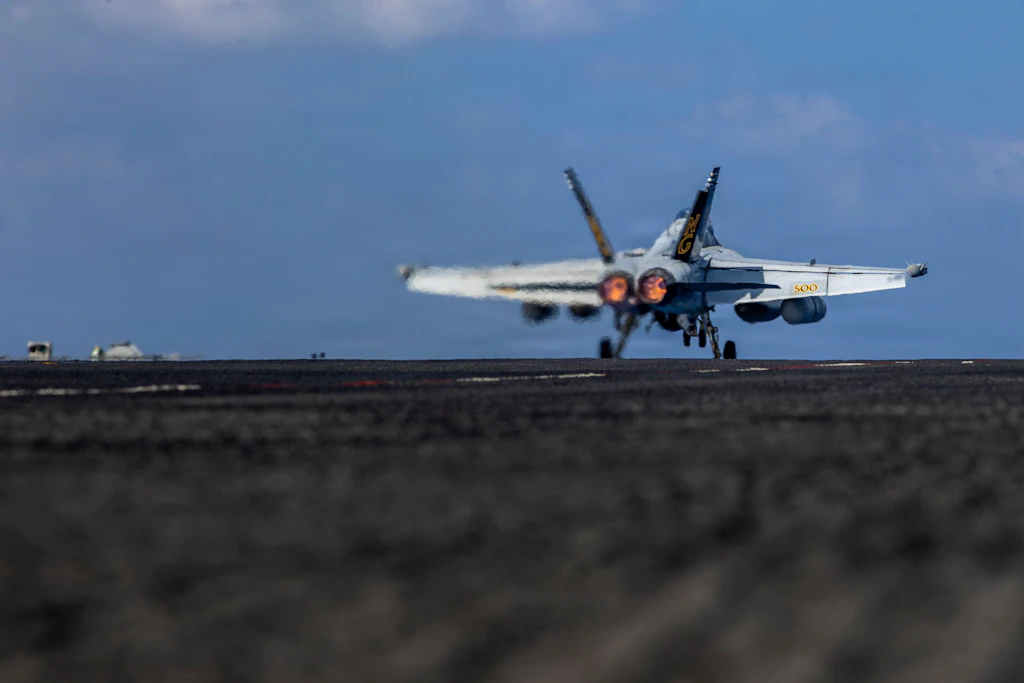 Ein US-Kampfflugzeug startet vom Flugzeugträger „USS Abraham Lincoln“ (Symbolbild)