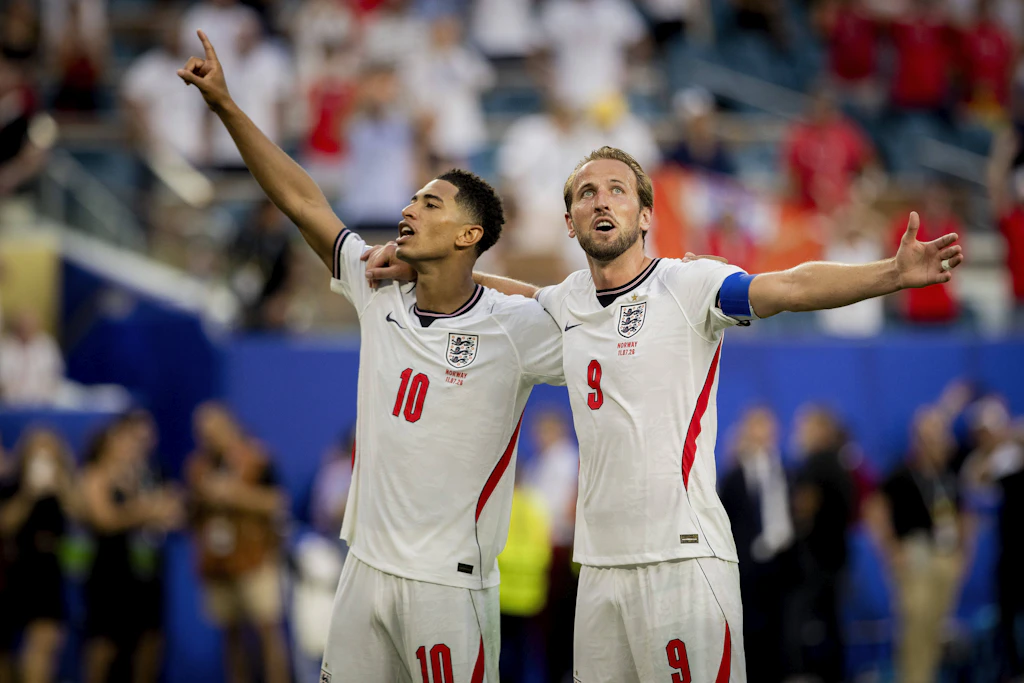 Jude Bellingham (l.) und Harry Kane feiern mit England den Einzug ins WM-Halbfinale.