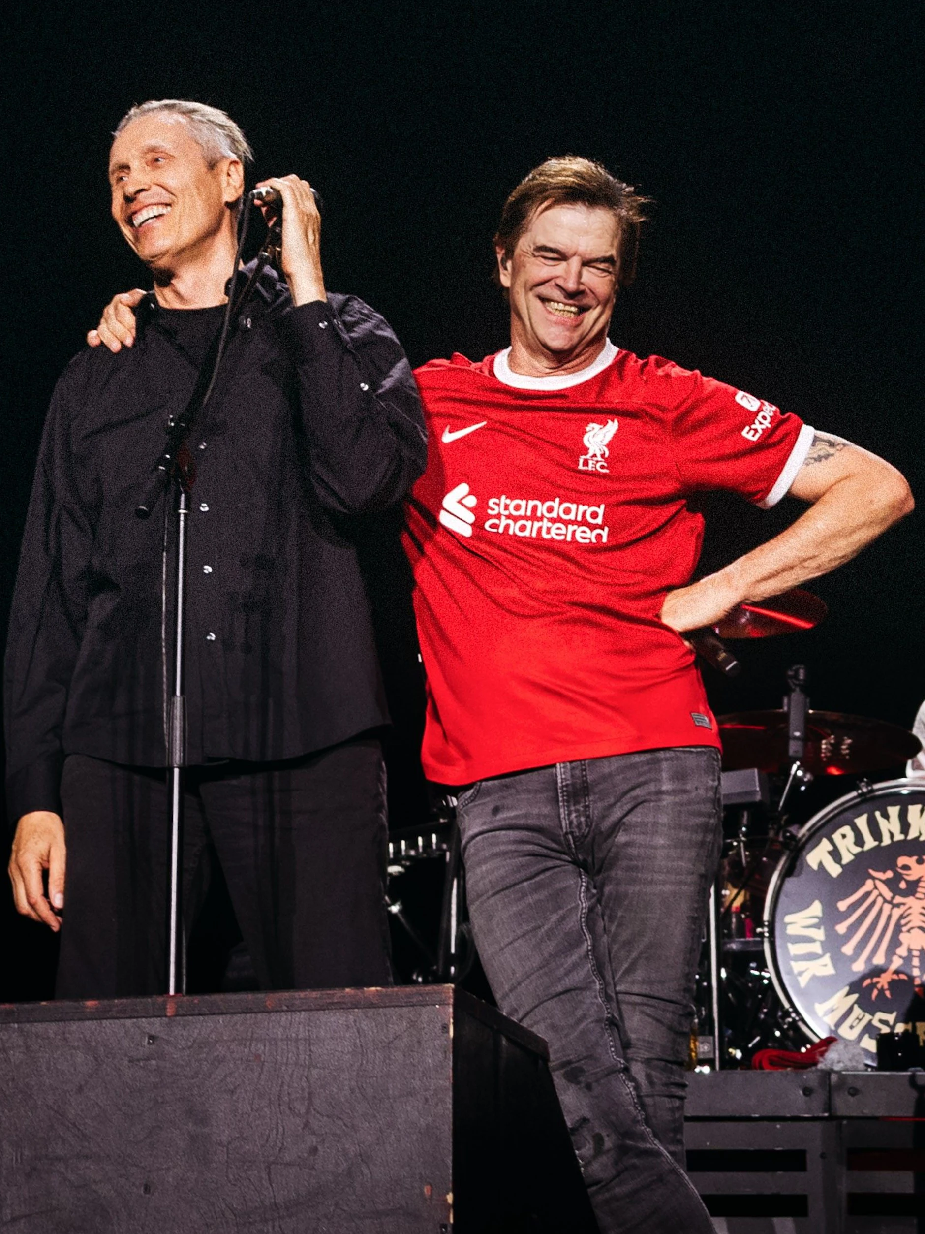 Ein Treffen der Rockgiganten: Farin Urlaub und Campino im Liverpool-Shirt spielten im Olympiastadion gemeinsam den Ärzte-Hit „Schrei nach Liebe“.