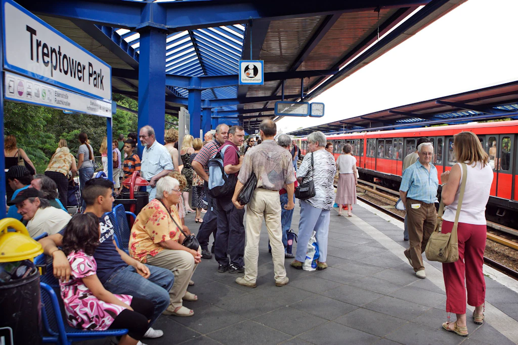 Wartende Fahrgäste am S-Bahnhof Treptower Park in sogenannter „Duldungsstarre“