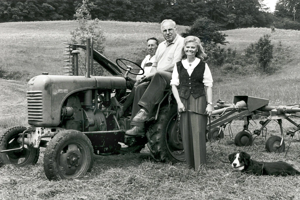 Bundeskanzler Helmut Kohl mit Ehefrau Hannelore und Hund im Urlaub.