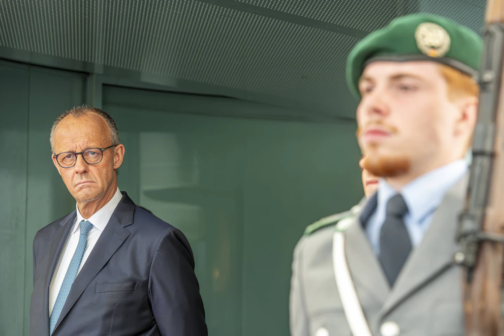 Bundeskanzler Friedrich Merz bei einem Empfang mit militärischen Ehren. Sicherheitspolitiker warnen vor iranischen Anschlägen.