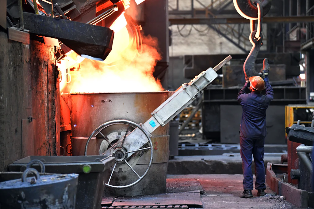 Ein Beschäftigter arbeitet in einer Eisengießerei in Thüringen: Die Produktion der Branche ist in Deutschland seit Jahren rückläufig. 