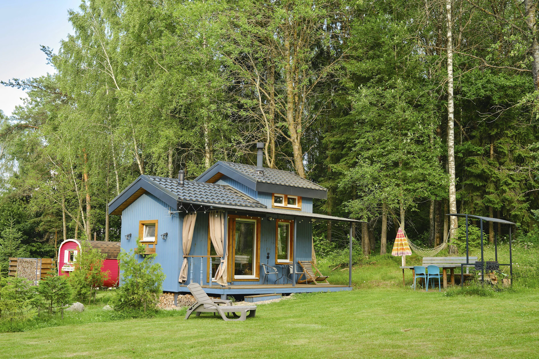Tiny-House-Fans schätzen vor allem die Nachhaltigkeit und Gemeinschaft beim minimalen Wohnen (Symbolbild).