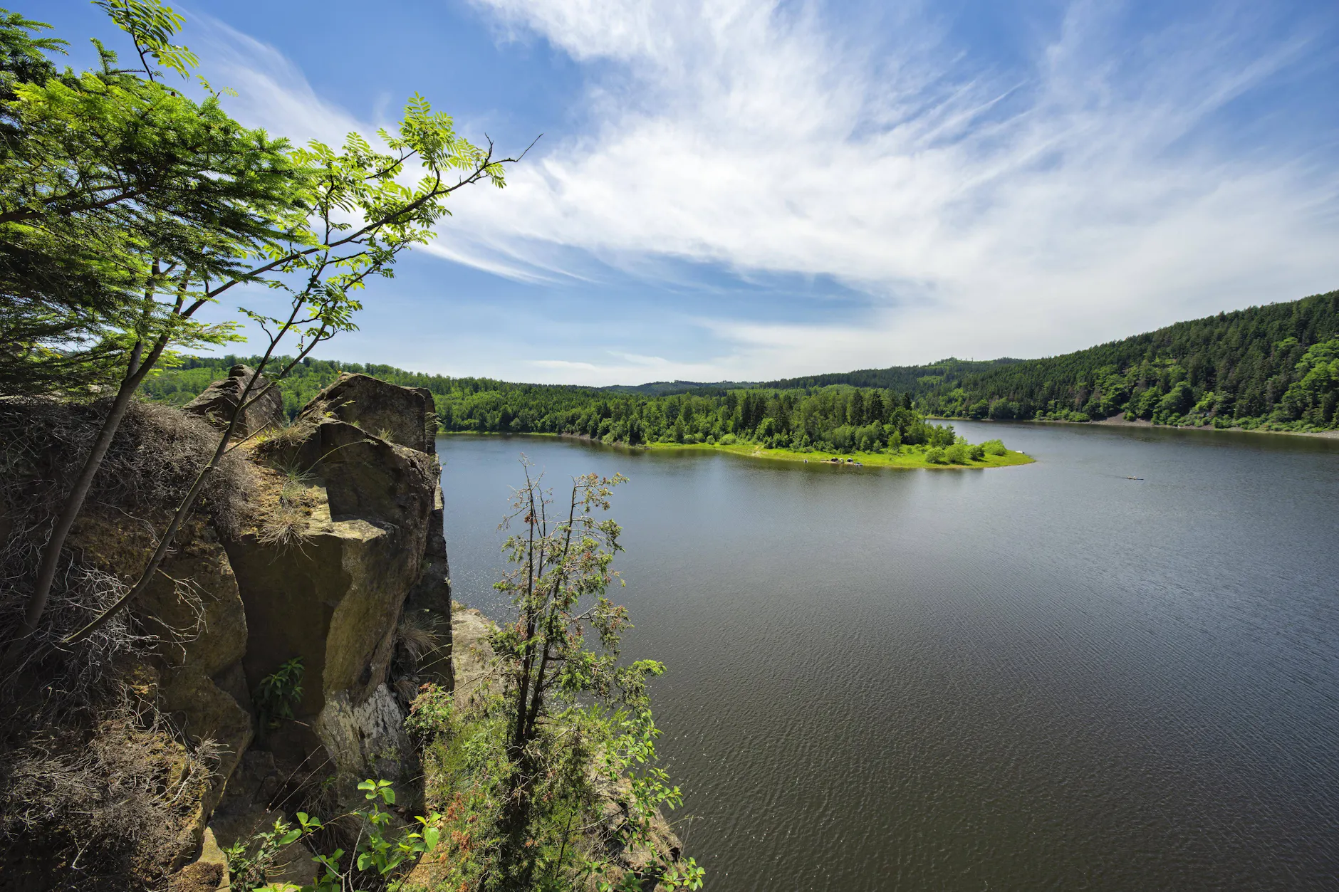 Herrlich idyllisch: Der Ausblick auf die Bleilochtalsperre in Thüringen.