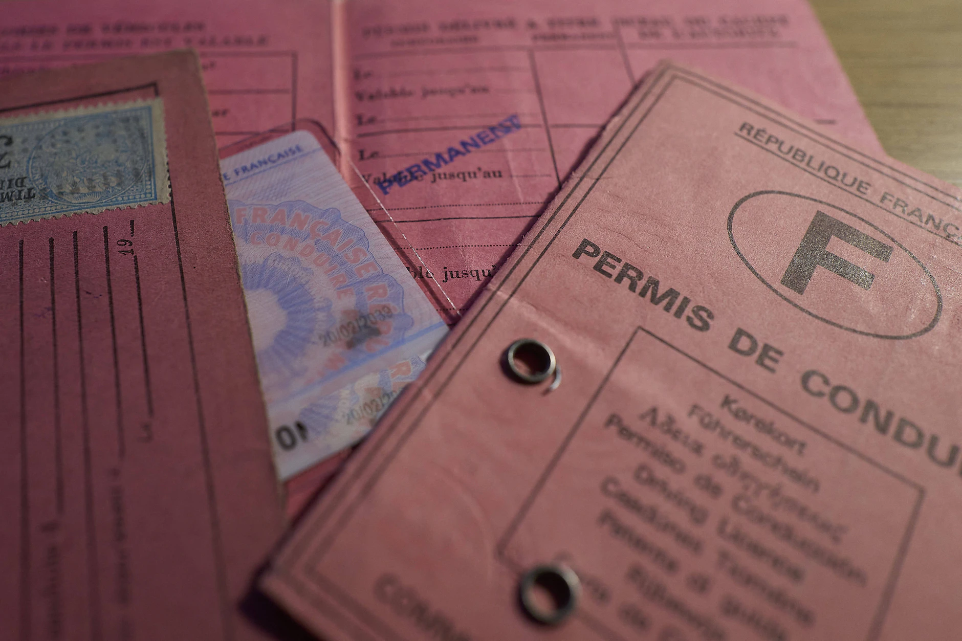 Ausländische Bürger müssen, bei einem Hauptwohnsitz in Deutschland, nach spätestens sechs Monaten einen deutschen Führerschein beantragen.