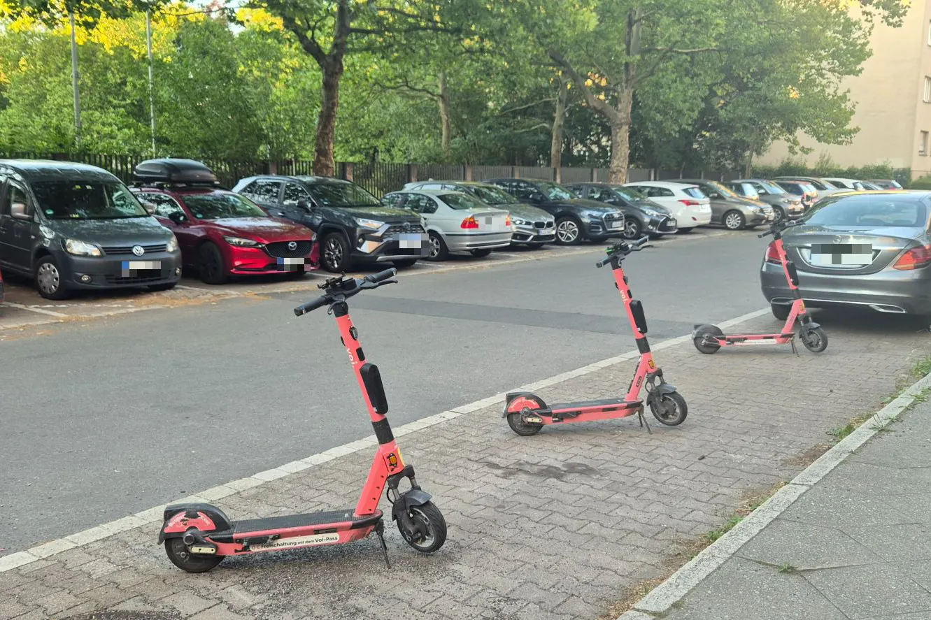 Ganz klar: Diese Roller wurden nicht so aufgestellt, um Rücksicht zu nehmen. Hier wurde ein Parkplatz reserviert.