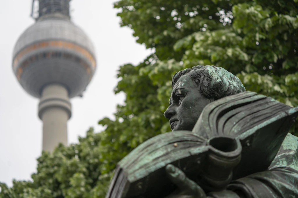 Das bronzene Denkmal des Reformators Martin Luther vor der Marienkirche