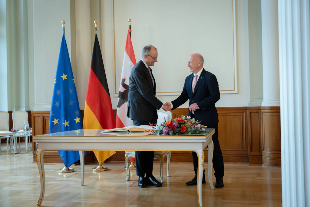 Bundeskanzler Friedrich Merz (l.) und Berlins Regierender Bürgermeister Kai Wegner