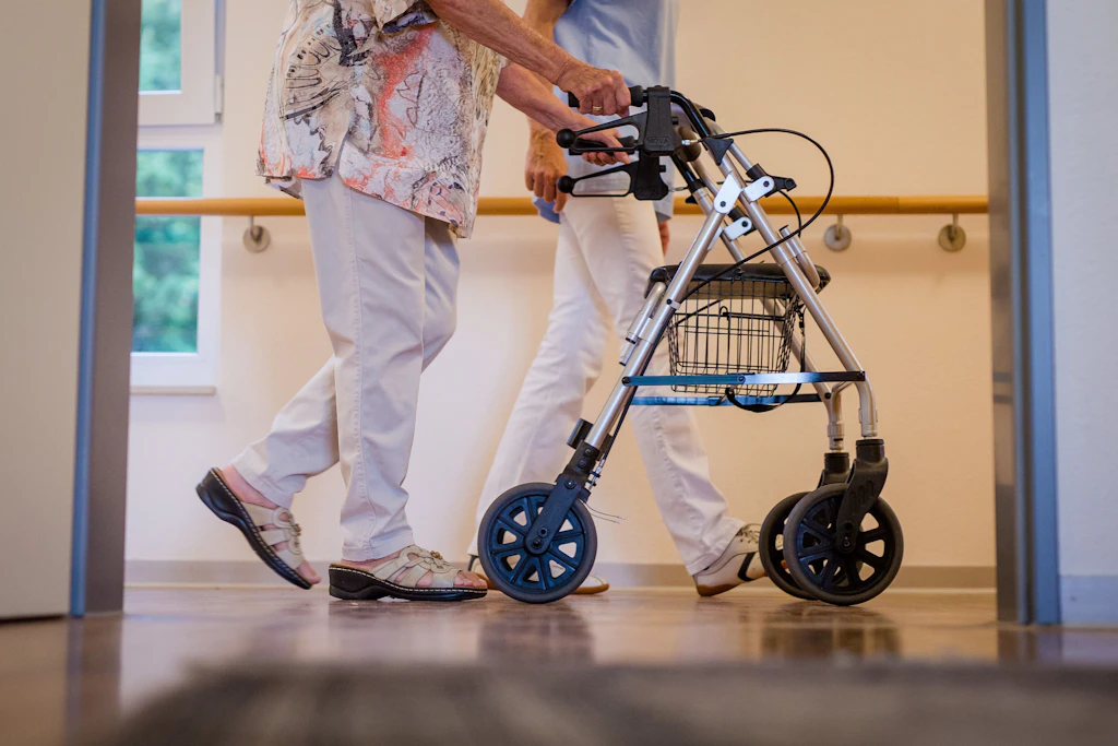 Besonders im Bereich der Pflege sorgt der demografische Wandel im Osten für Probleme.