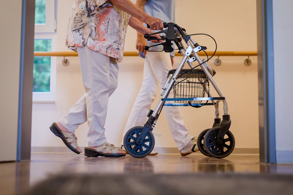 Besonders im Bereich der Pflege sorgt der demografische Wandel im Osten für Probleme.