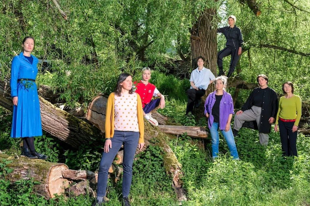 Die acht Materialistinnen im Gruppenfoto
