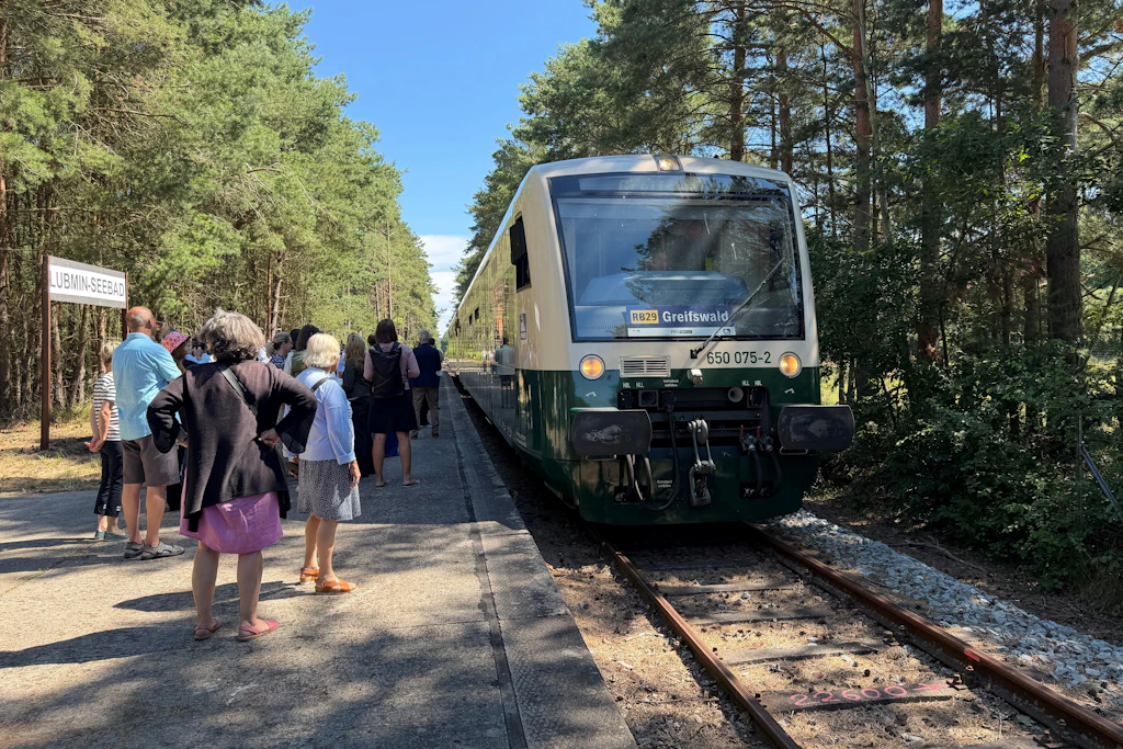 Die Geburtsstunde der heutigen Trasse liegt im Jahr 1967. Nach dem Aus des Kernkraftwerks Lubmin kam im Mai das Aus für den Personenverkehr. Jetzt wurde die Fahrt testweise wieder aufgenommen.