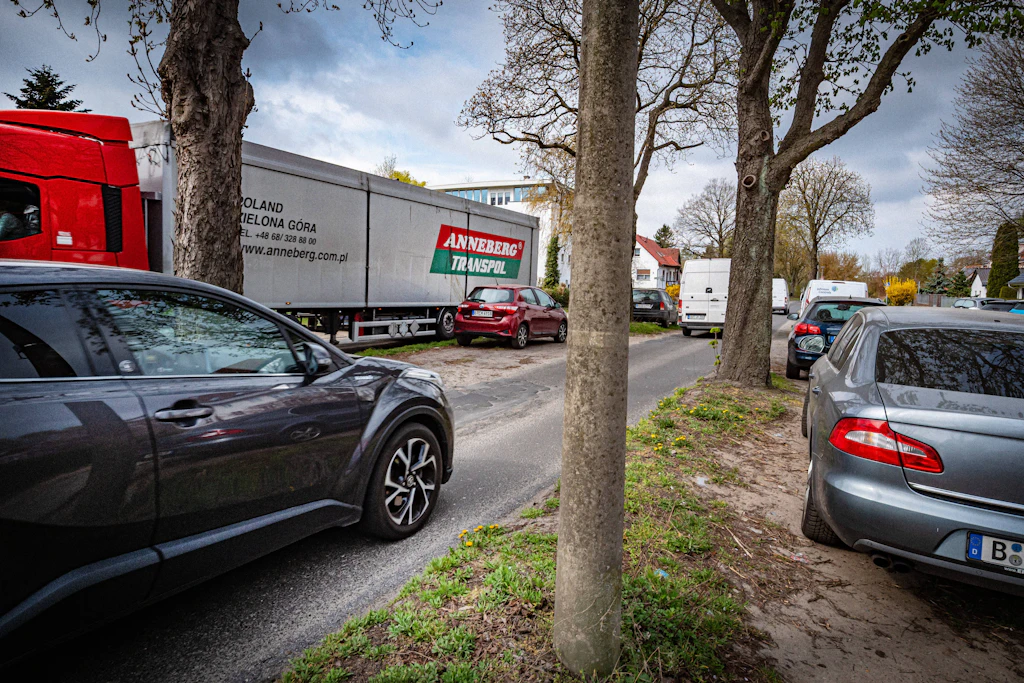 Die Kastanienallee in Berlin-Rosenthal ist ab dem Morgen in Richtung Hauptstraße zwischen Eschenallee und Taufsteinweg für den Kfz-Verkehr gesperrt.