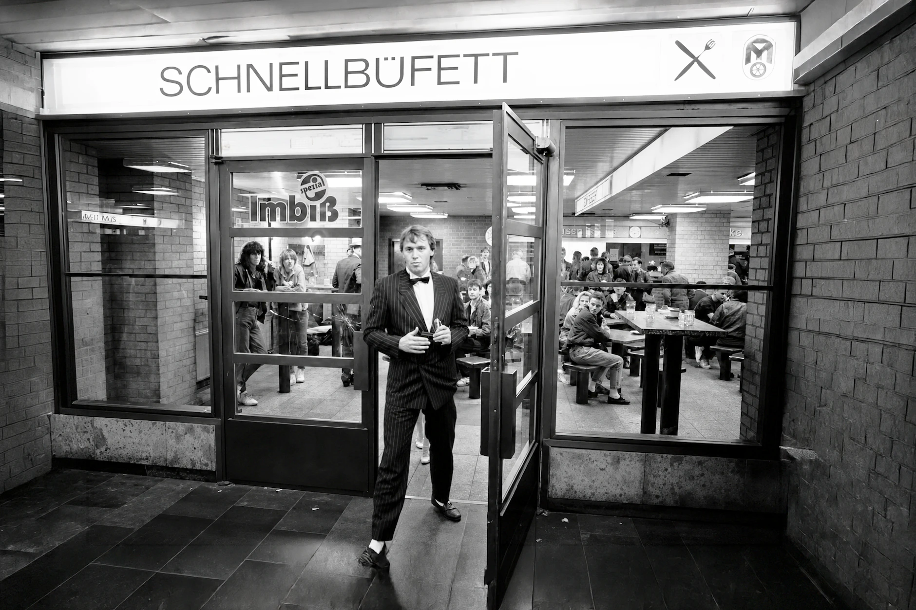 Der Film „Imbiß Spezial“ beleuchtet den Alltag im Mitropa-Schnellbuffet am Bahnhof Lichtenberg kurz vor der Wende.
