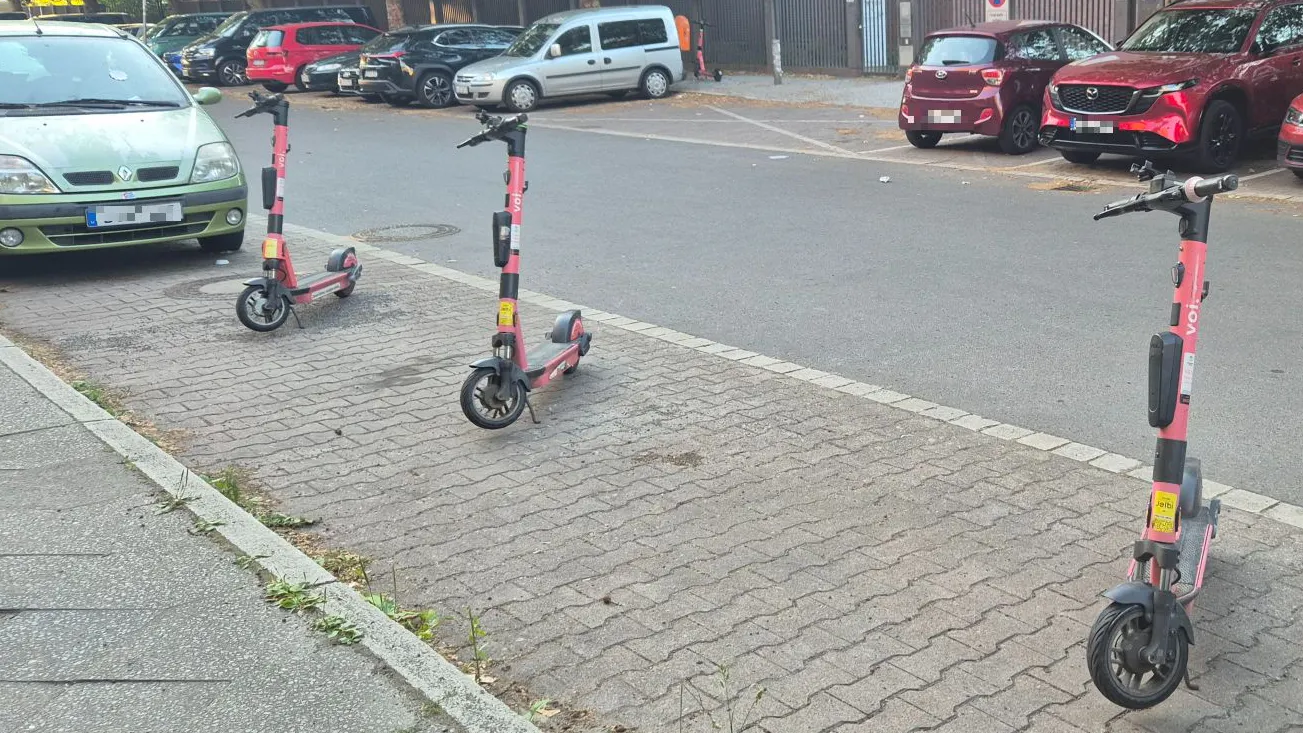 Das Problem: <a href="https://www.berliner-kurier.de/berlin/unfallopfer-e-scooter-schadenersatz-li.10184858">E-Roller dürfen theoretisch auf Parkplätzen stehen</a>. Einen Parkplatz zu reservieren, ist aber nicht erlaubt.