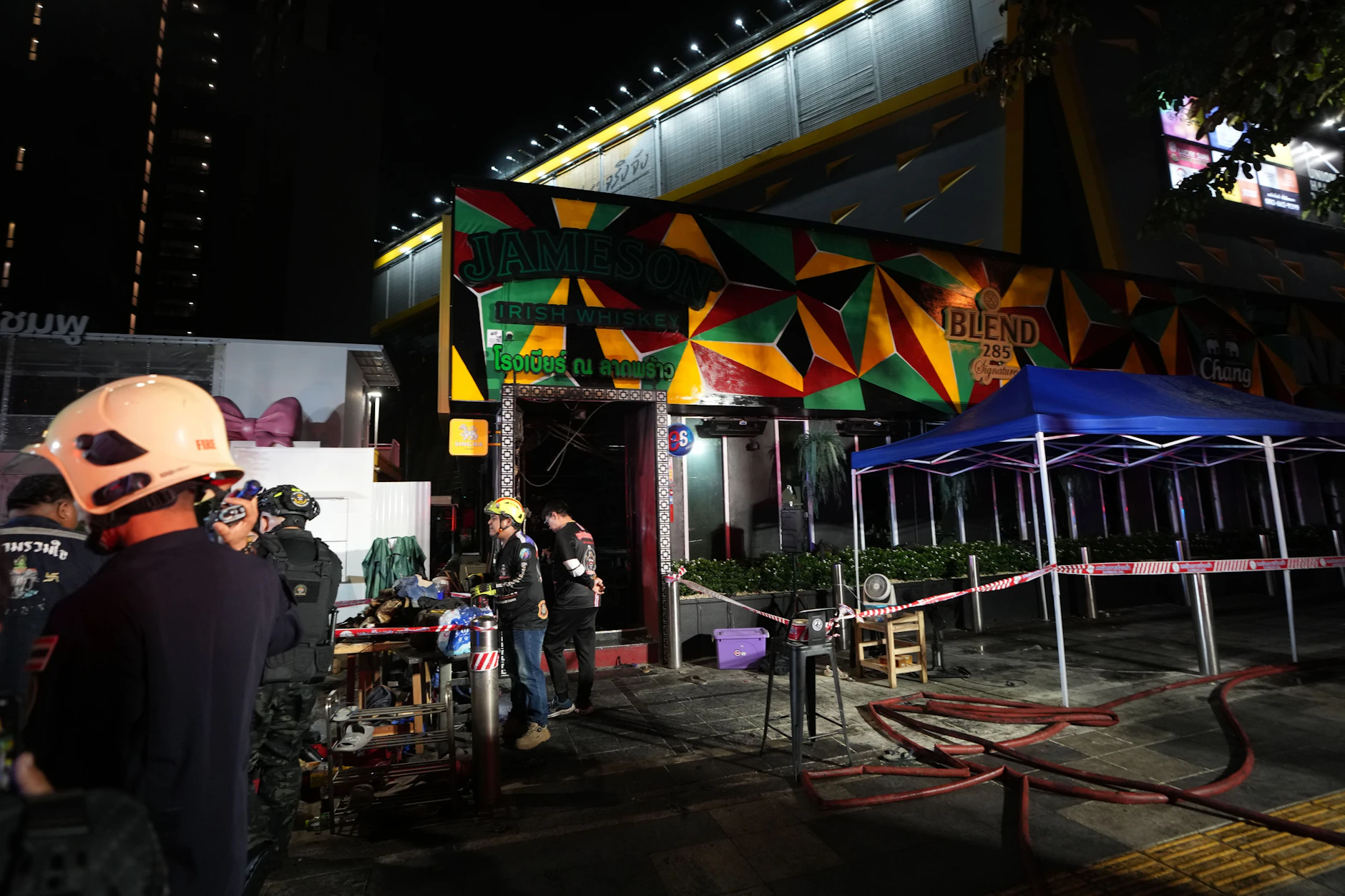 Rettungskräfte im Einsatz nach dem verheerenden Feuer in dem Bierlokal in Bangkok.