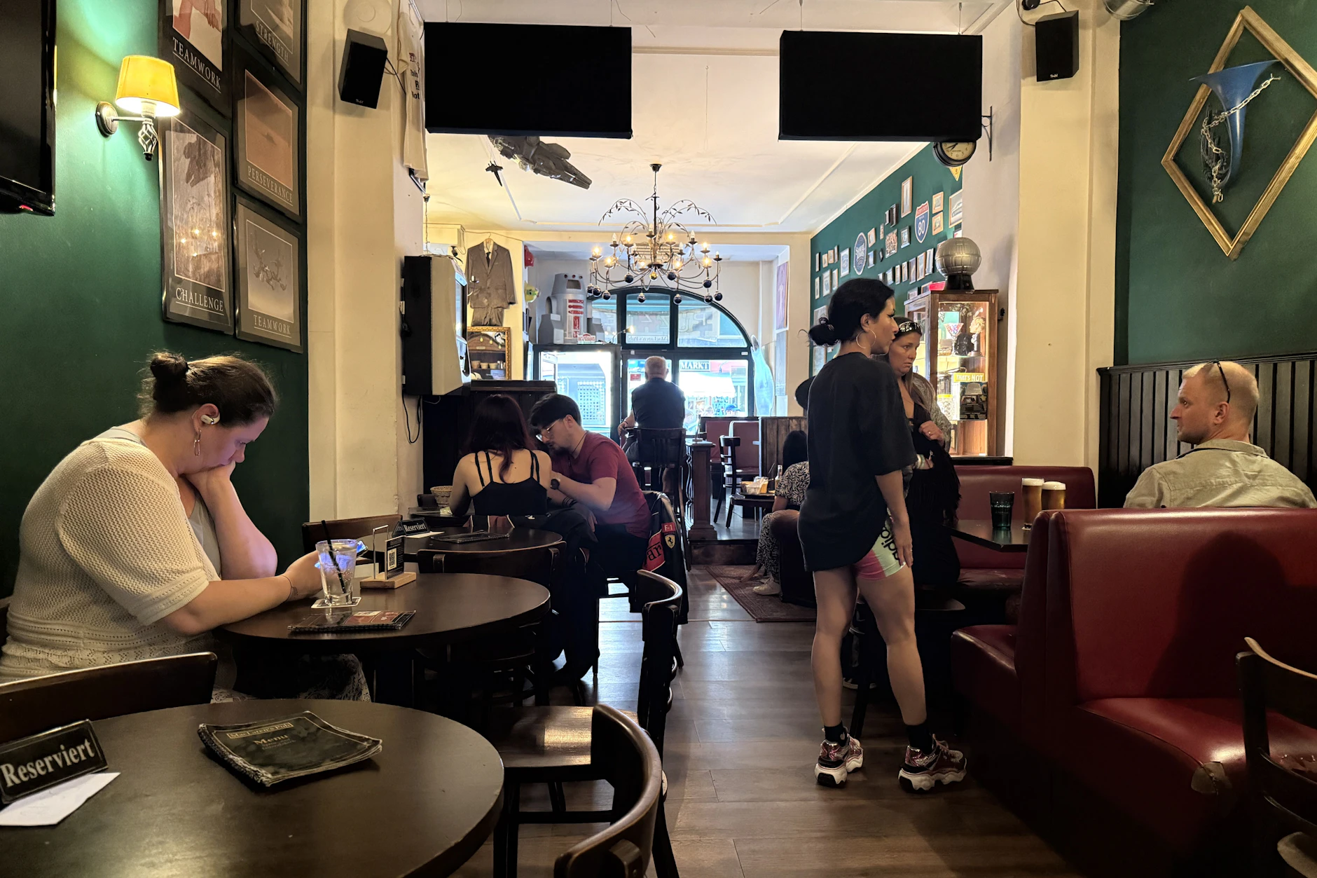 Die roten Ledersofas, die dunklen Tische und die grünen Wände sind das Aushängeschild der Bar und auch der Serie.