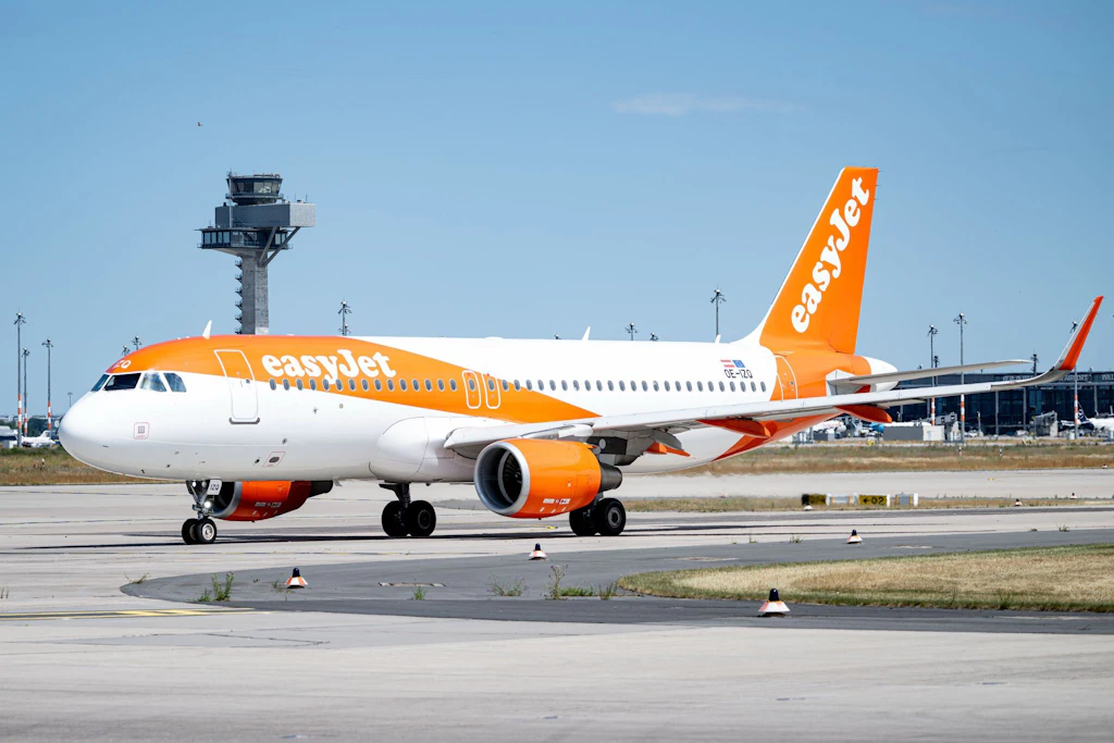 Ein Airbus von Easyjet am Flughafen Berlin Brandenburg (BER). Die Airline hat elf Flugzeuge am Hauptstadt-Airport stationiert.