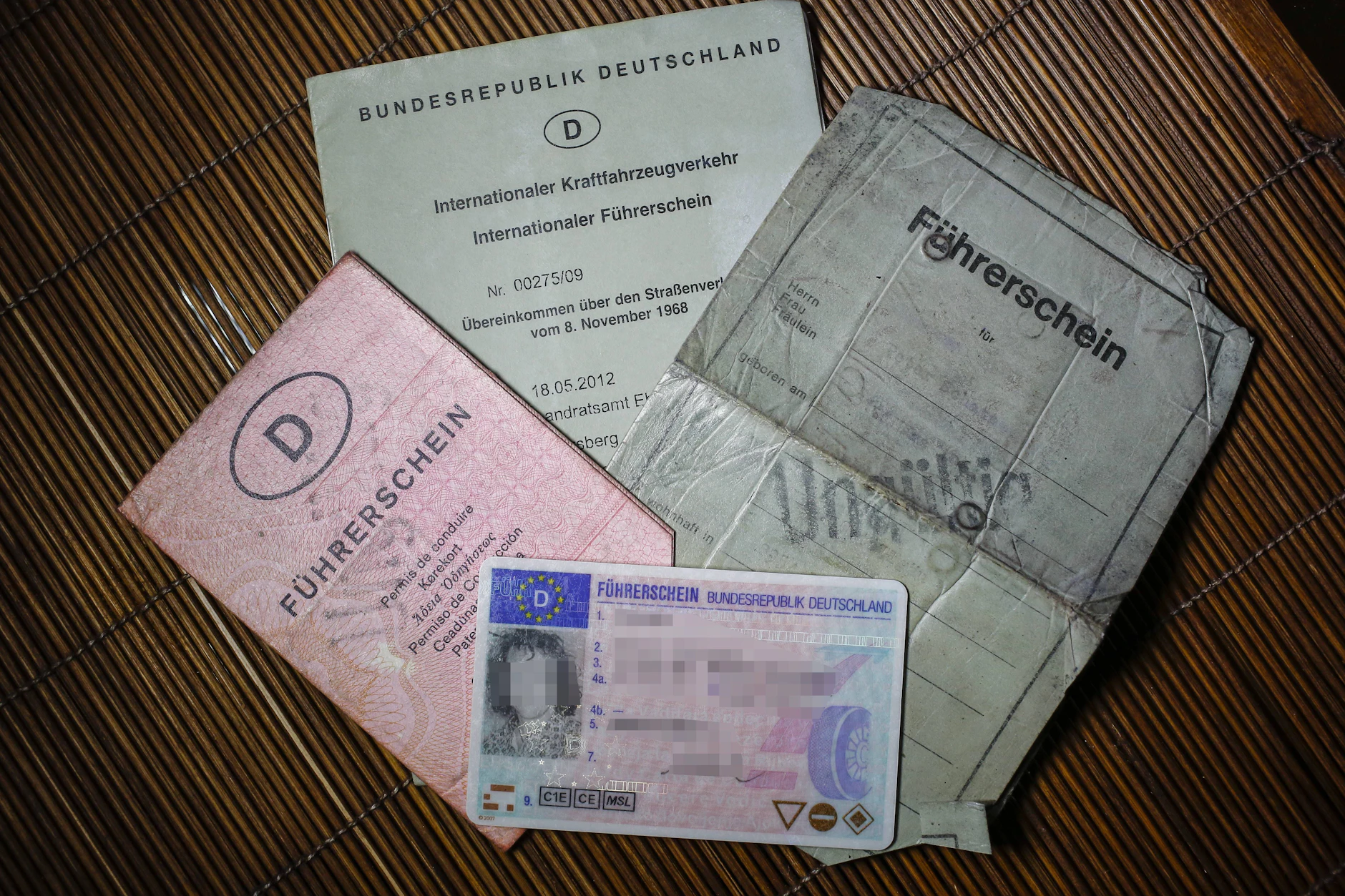 Heute benötigen alle Autofahrer einen Führerschein in Form einer Plastikkarte (ähnlich wie bei Ausweis), der nach 15 Jahren erneuert werden muss.