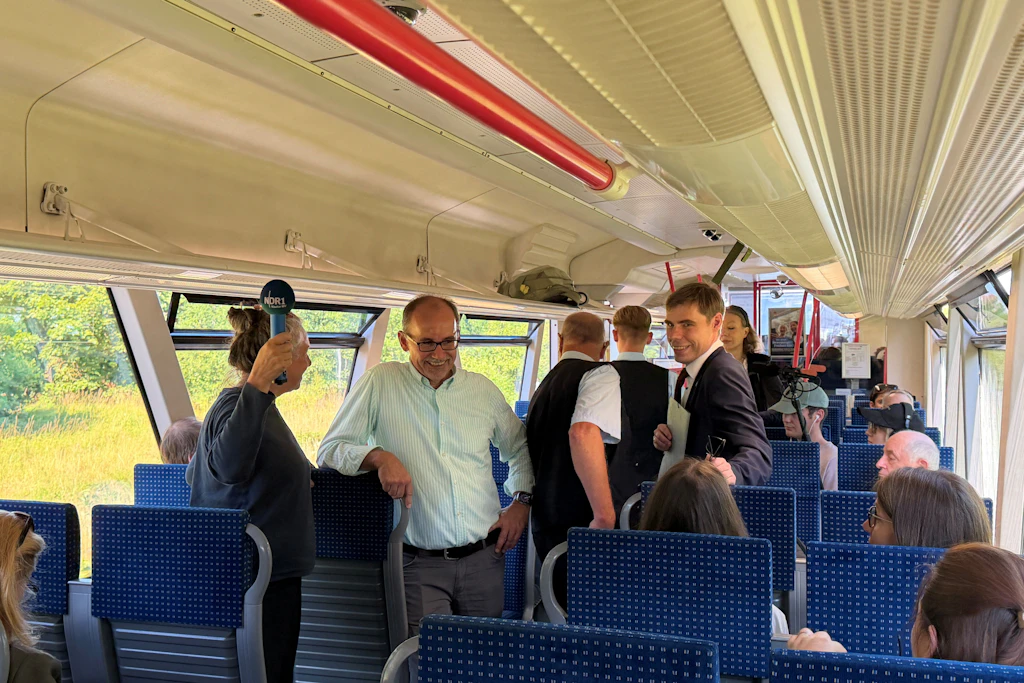 Klassenfahrtstimmung in der Sommerlinie: Für Wirtschaftsminister Wolfgang Blank (2.v.l.) ist die Wiederbelebung der Bahnstrecke ein Signal für den öffentlichen Nahverkehr im Land.