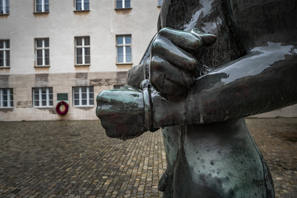 Statue von Richard Scheibe im Innenhof des Bendlerblocks bzw. der Gedenkstätte Deutscher Widerstand: Hier wurden Stauffenberg und dessen Gefolgsleute in der Nacht vom 20. Juli auf den 21. Juli hingerichtet.