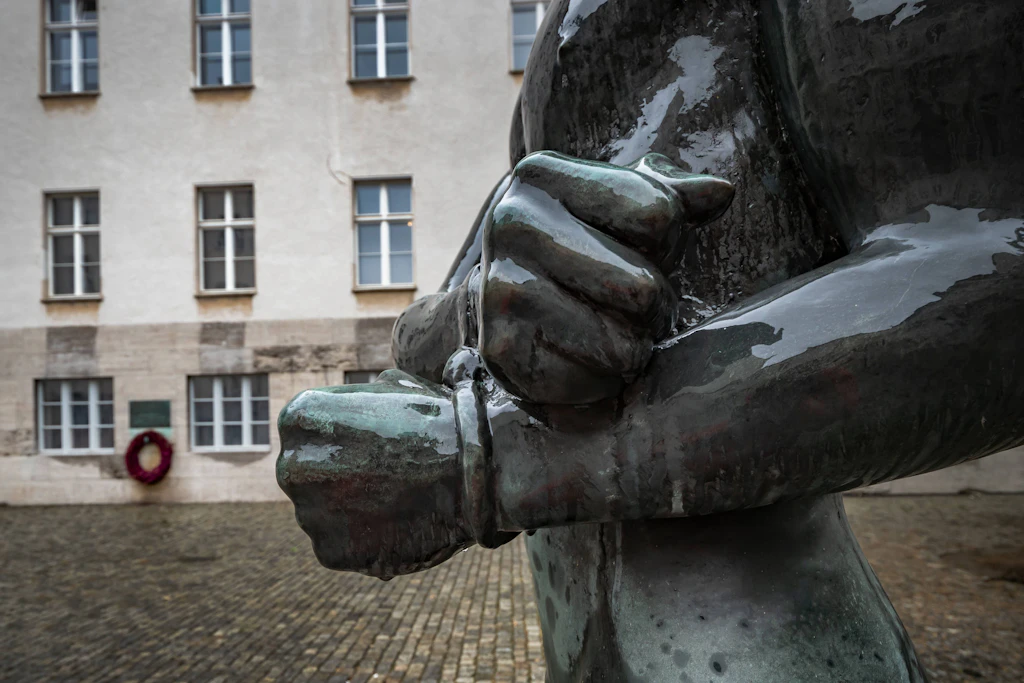 Statue von Richard Scheibe im Innenhof des Bendlerblocks bzw. der Gedenkstätte Deutscher Widerstand: Hier wurden Stauffenberg und dessen Gefolgsleute in der Nacht vom 20. Juli auf den 21. Juli hingerichtet.