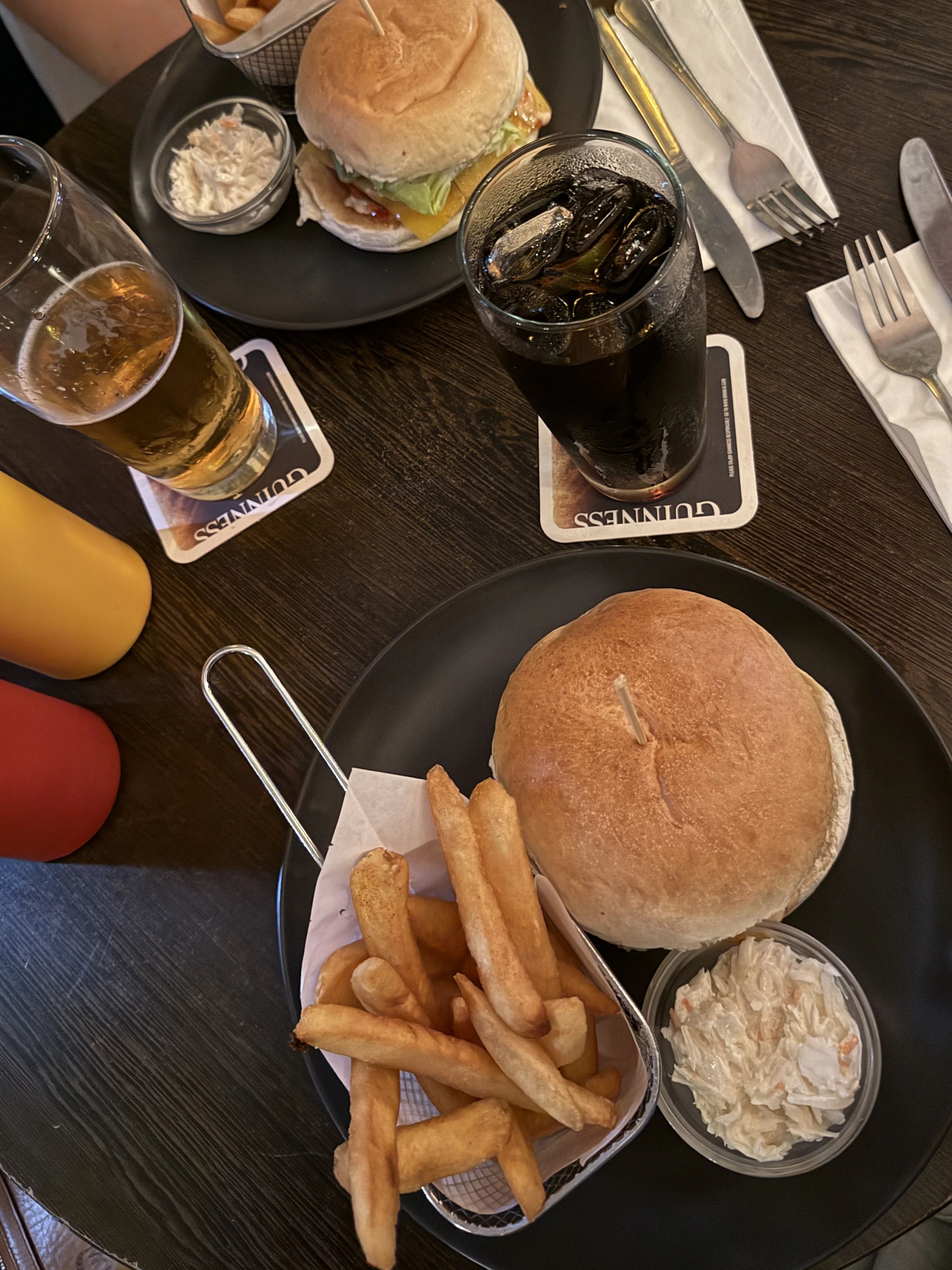 Burger, Pommes und Coleslaw – die Speisekarte bietet einige leckere, an die Serie angelehnte Gerichte.
