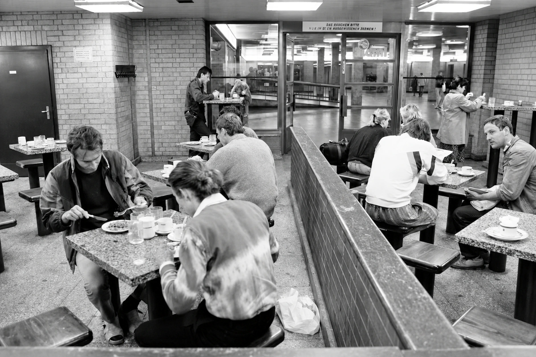 Der Imbiss Schnellbuffet von der Mitropa war zu DDR-Zeiten eine wichtige Anlaufstelle für viele Reisende im Bahnhof Lichtenberg.