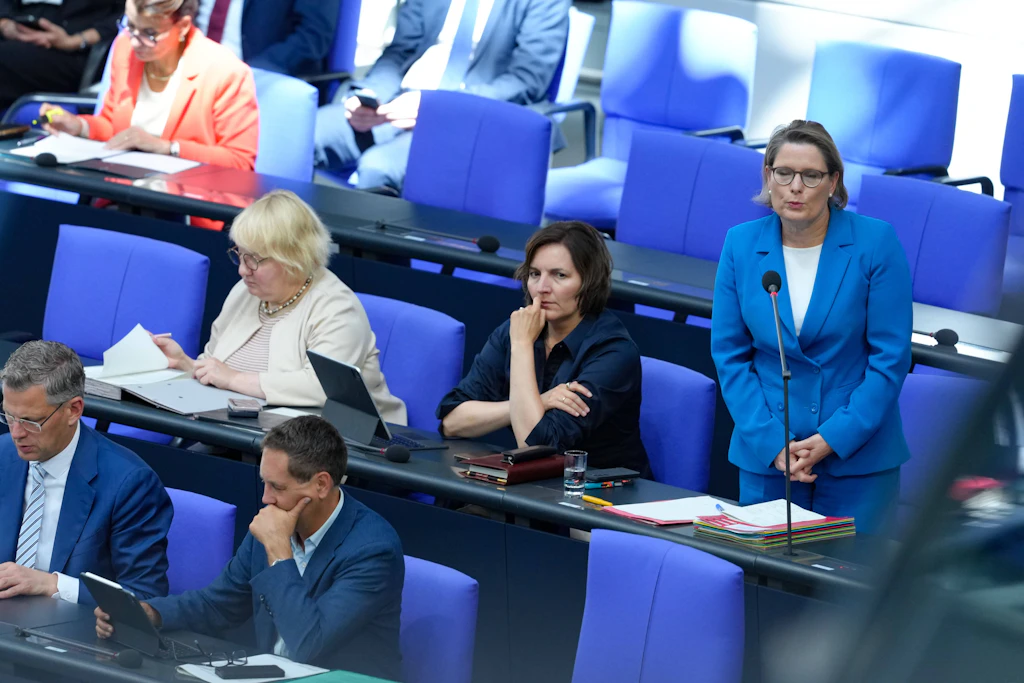 Bundesjustizministerin Dr. Stefanie Hubig (stehend) im Bundestag: Wie viel Einfluss nahm die Lobby-NGO HateAid auf die Gesetzgebung im Ministerium?