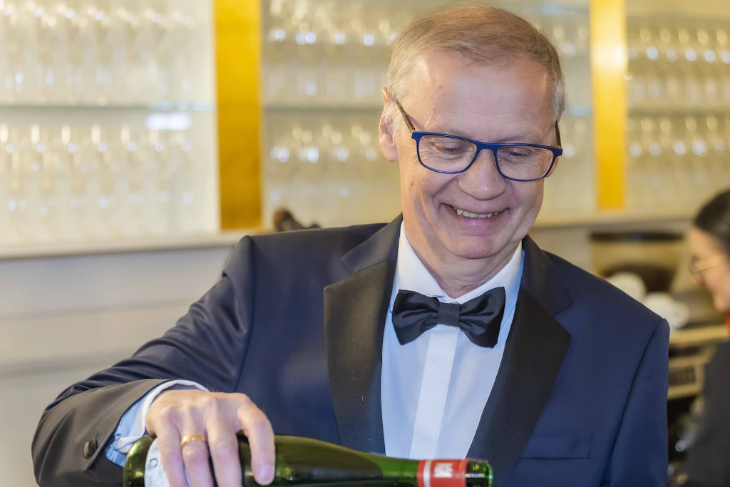Günther Jauch schenkt Riesling von seinem Weingut von Othegraven aus. Der Moderator wird am 13. Juli 70 Jahre alt. (Archivbild)