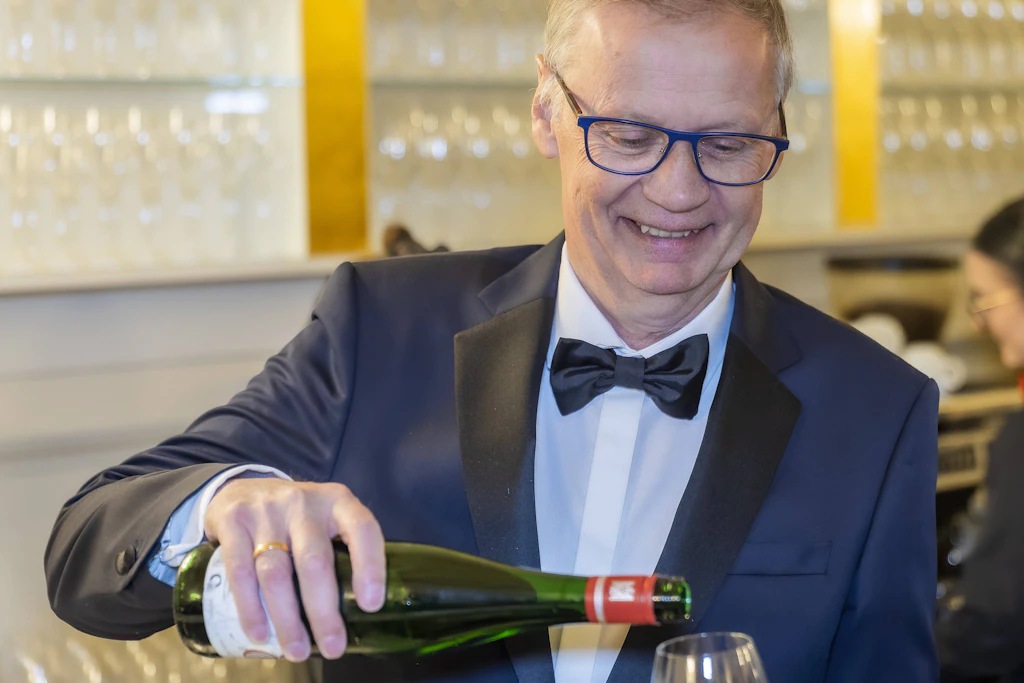 Günther Jauch schenkt Riesling von seinem Weingut von Othegraven aus. Der Moderator wird am 13. Juli 70 Jahre alt. (Archivbild)