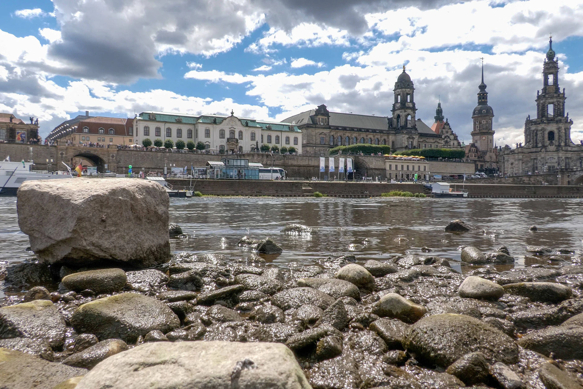 Trockenheit, Dürre und fehlende Niederschläge bereiten der Schifffahrt immer mehr Probleme, wie hier auf der Elbe in Dresden.