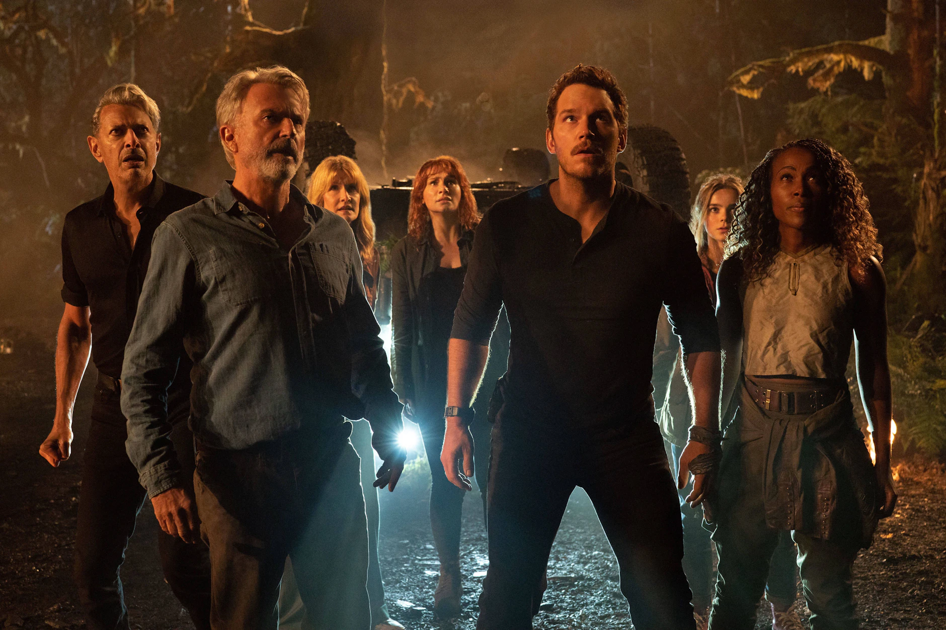 Sam Neill als Dr. Alan Grant (zweiter von links) neben Chris Pratt und Co. in „Jurassic World Dominion“ 2022.