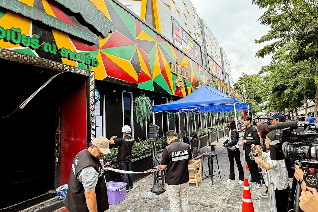 Kriminalermittler und Medienvertreter nach dem Brand vor dem Lokal Rong Beer Na Ladprao.