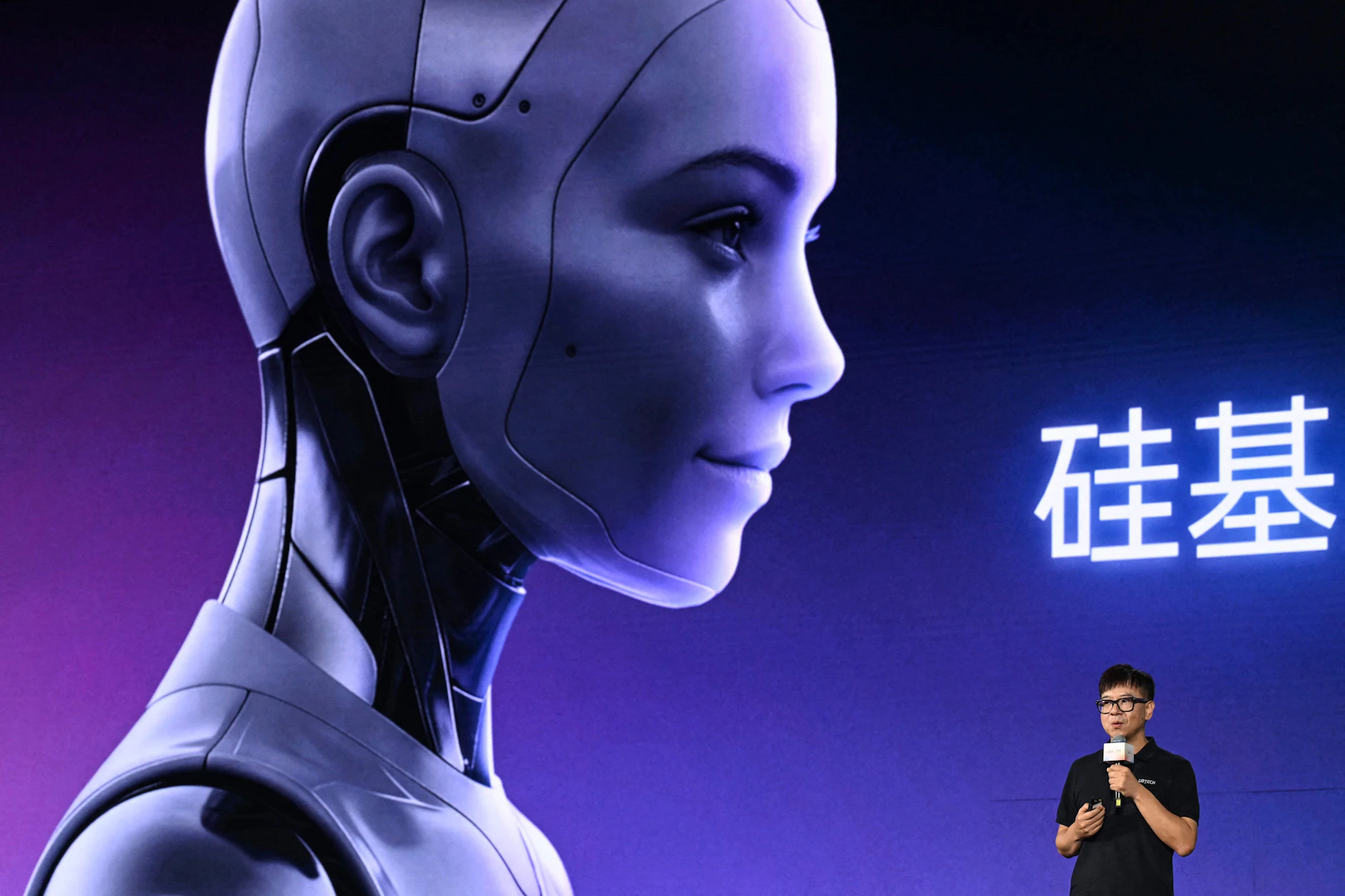 James Zhou, Gründer und CEO des Robotikunternehmens UBTECH Robotics, spricht bei der Vorstellung am 30. Juni 2026 in Shenzhen.
