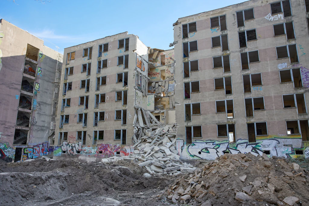 Blick auf die Vertragsarbeiterhäuser in Hohenschönhausen. Auf dem bekannten Lost Place sollen mehr als 1.000 Wohnungen entstehen. 