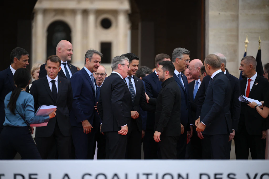 Emmanuel Macron, Keir Starmer und Wolodymyr Selenskyj mit weiteren Teilnehmern des Pariser Ukraine-Gipfels.