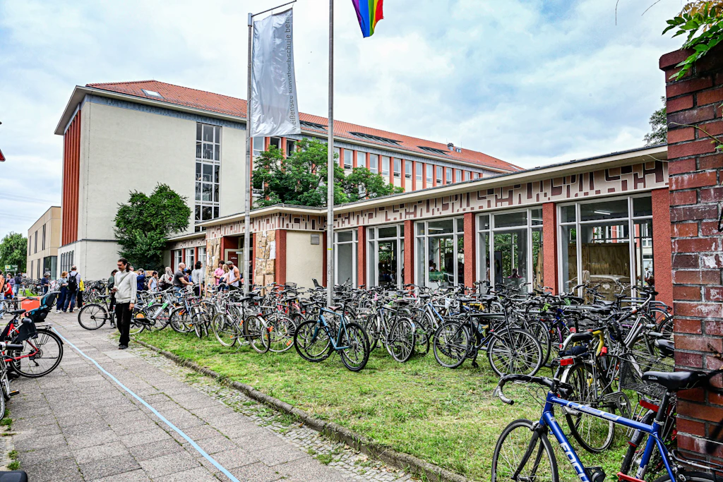 Eingang der Kunsthochschule Berlin-Weißensee. Rechts sieht man noch die Klinker der Monheim’schen Schokofabrik.