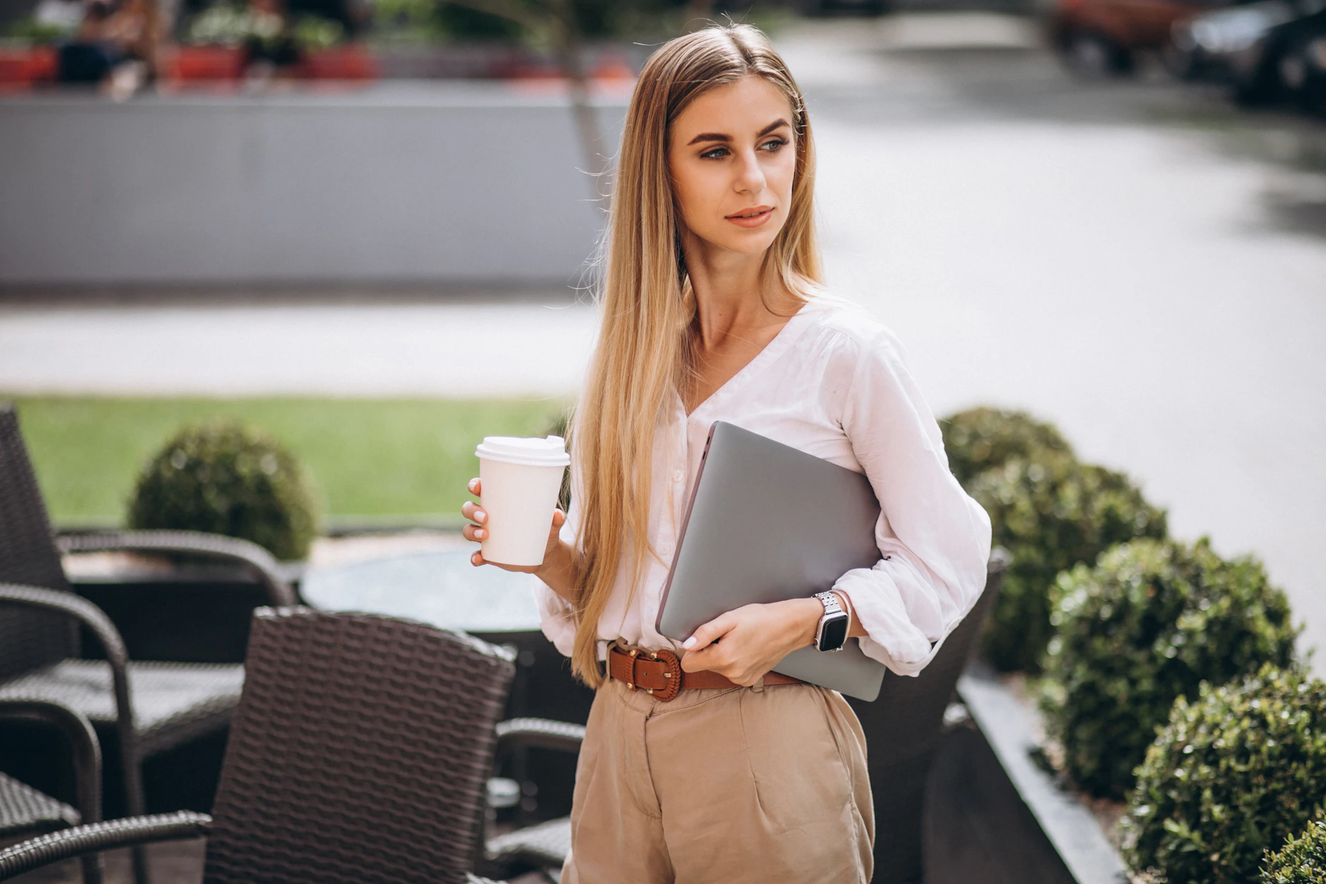 Mit Kaffee und Laptop in der Hand startet diese Frau konzentriert in den Tag. Das Tageshoroskop verrät, welche Chancen heute auf Sie warten.