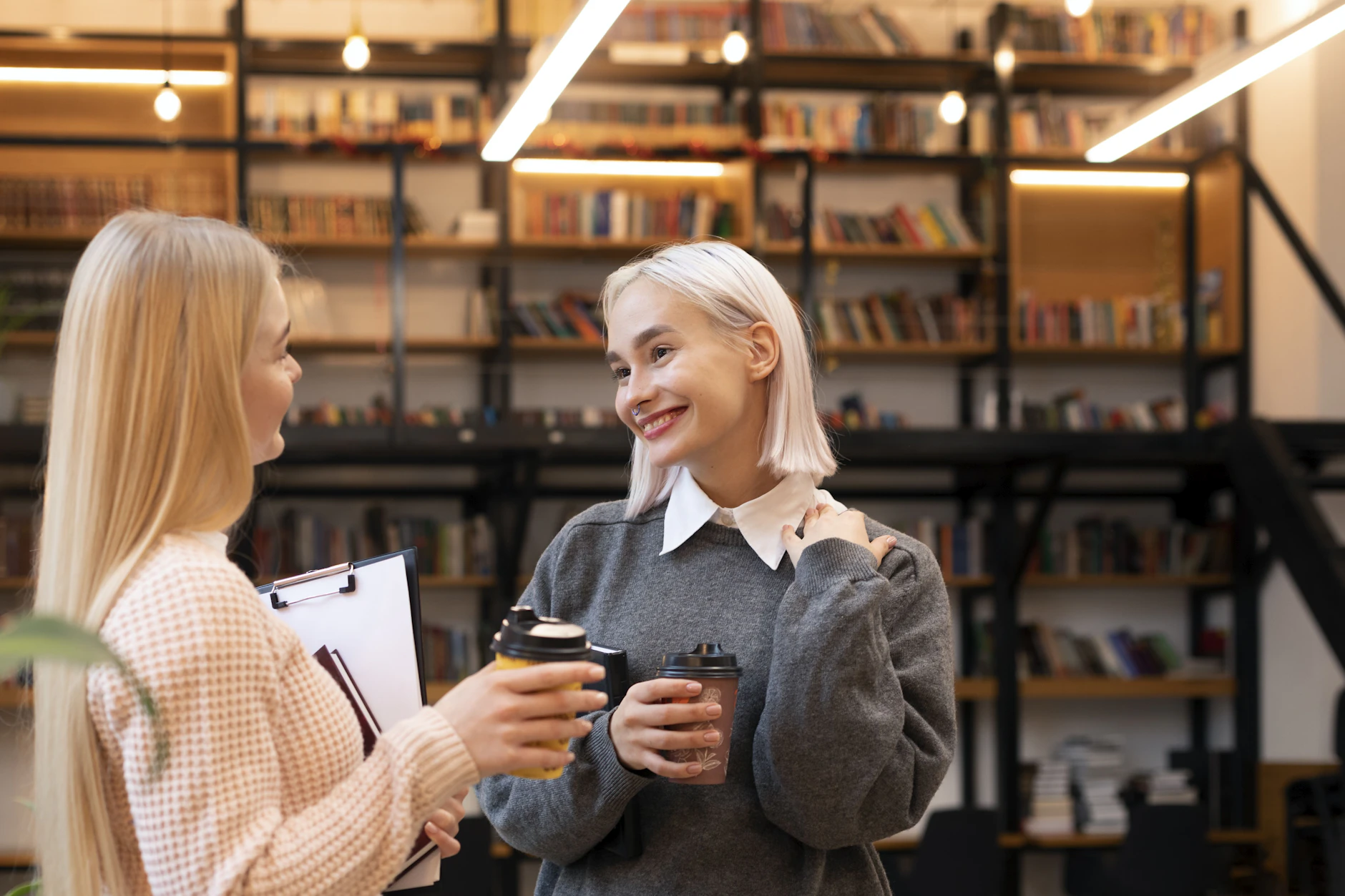 Ein Kaffee, ein gutes Gespräch und langsam beginnt das Wochenende. Das Tageshoroskop zeigt, wo heute Leichtigkeit entsteht und welche Begegnung noch nachwirken kann.