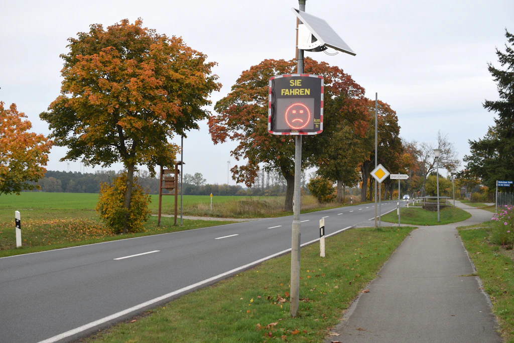 Mobile Geschwindigkeitsmessungen zeigen Smileys an, die Autofahrer zum Langsamerfahren motivieren sollen.