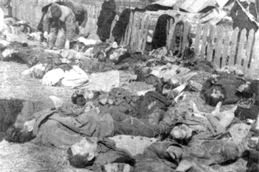 Polnische Zivilisten als Opfer eines Massakers der UPA im Dorf Lipniki, März 1943. 