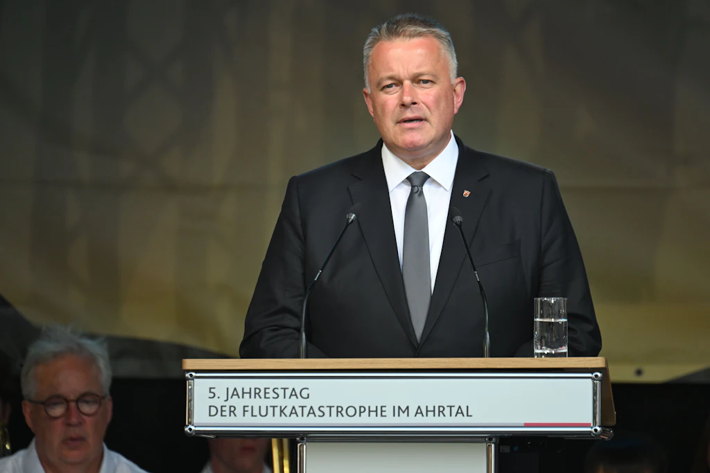 „Der Staat hat versagt“ – Ministerpräsident Schnieder entschuldigt sich für Ahrtal-Flut