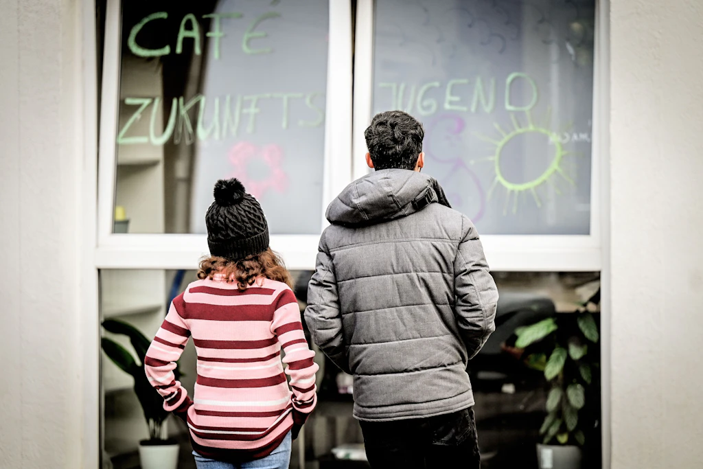 Zwei Flüchtlingskinder stehen vor einem Café im nordrhein-westfälischen Essen. 